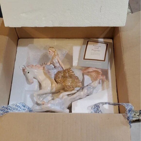 The Franklin Mint Athene and Pegasus Porcelain Figurine PAULINE PARSON box cert - Picture 5 of 5